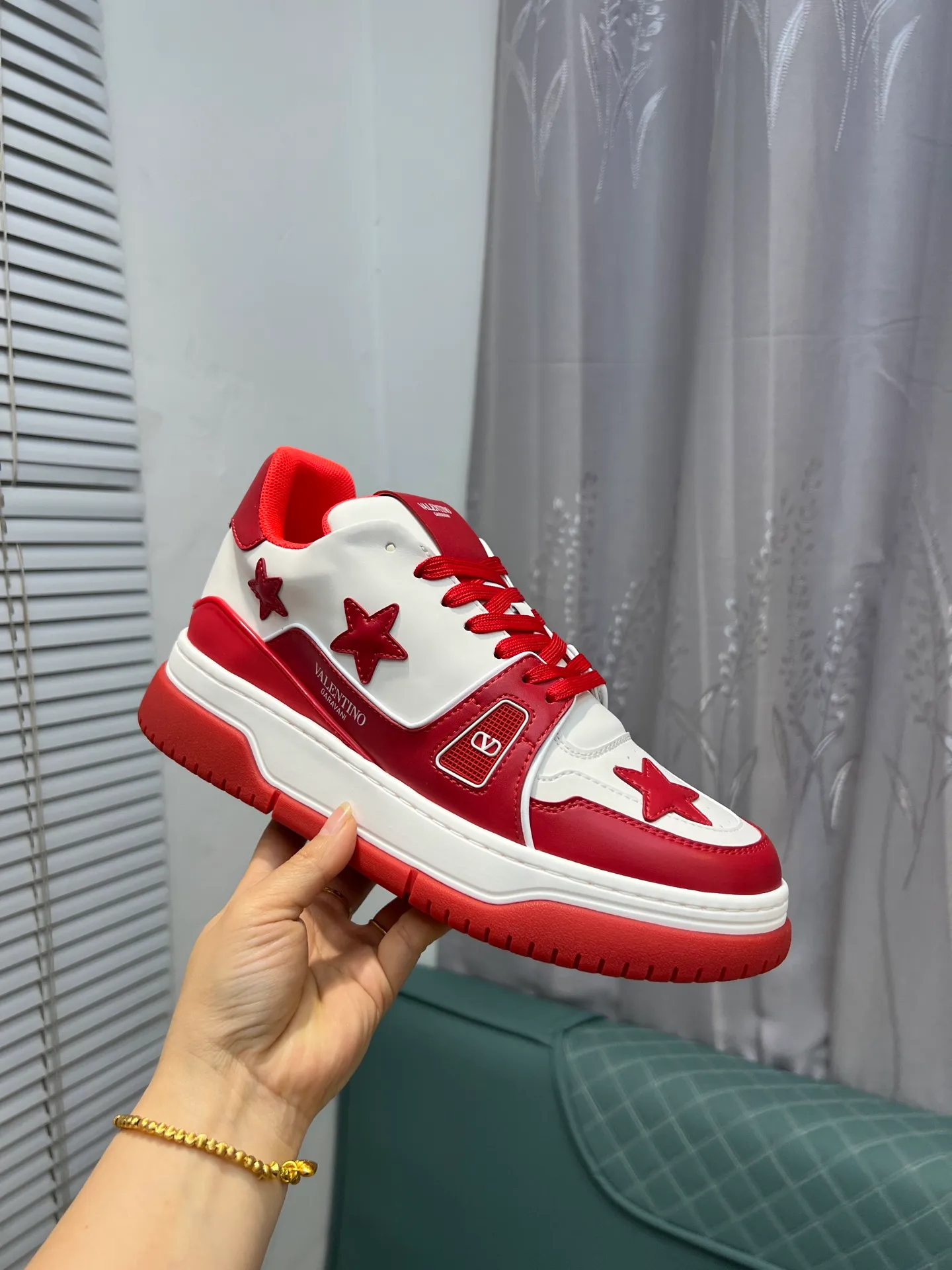 Men's Men's Shoes 💰660 Valentino 2023 early autumn new star shoes are now online! Wang Hedi and Ren Jialun have been worn by many celebrities. Who can refuse the same couple shoes as Wang Hedi! The design of Stars Stab My Heart is cool and spicy. The material of the shoes is cowhide, and every color is beautiful! Size 35-40, men’s size 39-44 (women’s 41, men’s 38, 45🉑️customized)